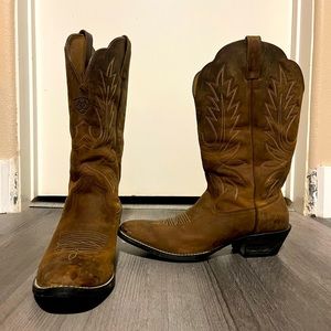 Womens Ariats, barely worn.